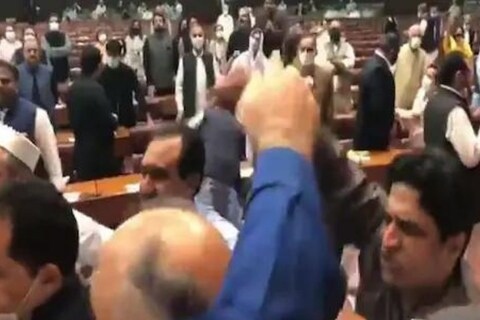 मंगळवारी पाकिस्तानच्या संसदेतच (Pakistani Parliament) शिवीगाळ अन् मारहाण झाल्याची घटना समोर आली आहे. पाकिस्तानच्या संसदेत झालेल्या या घटनेचा व्हिडिओदेखील समोर आला आहे. 

