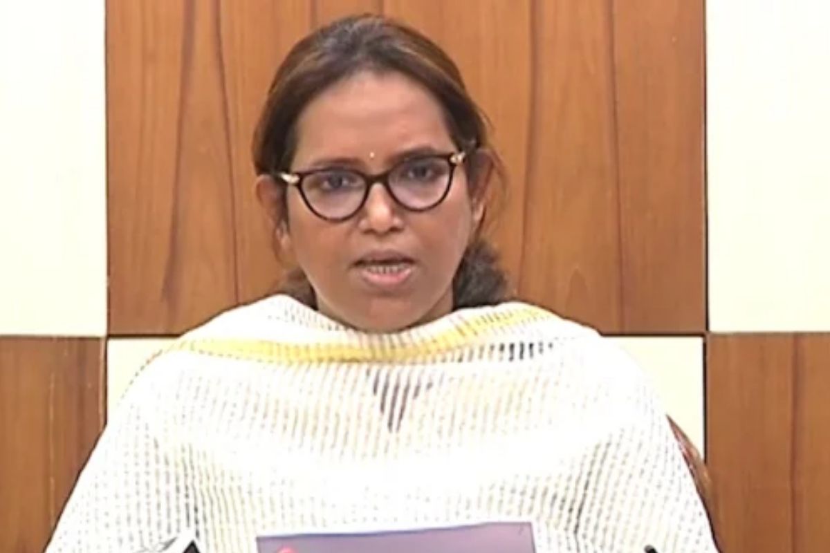 विद्यार्थ्यांना शिक्षणापासून वंचित ठेवल्यास होणार कठोर कारवाई; शिक्षणमंत्री वर्षा गायकवाड यांचे निर्देश