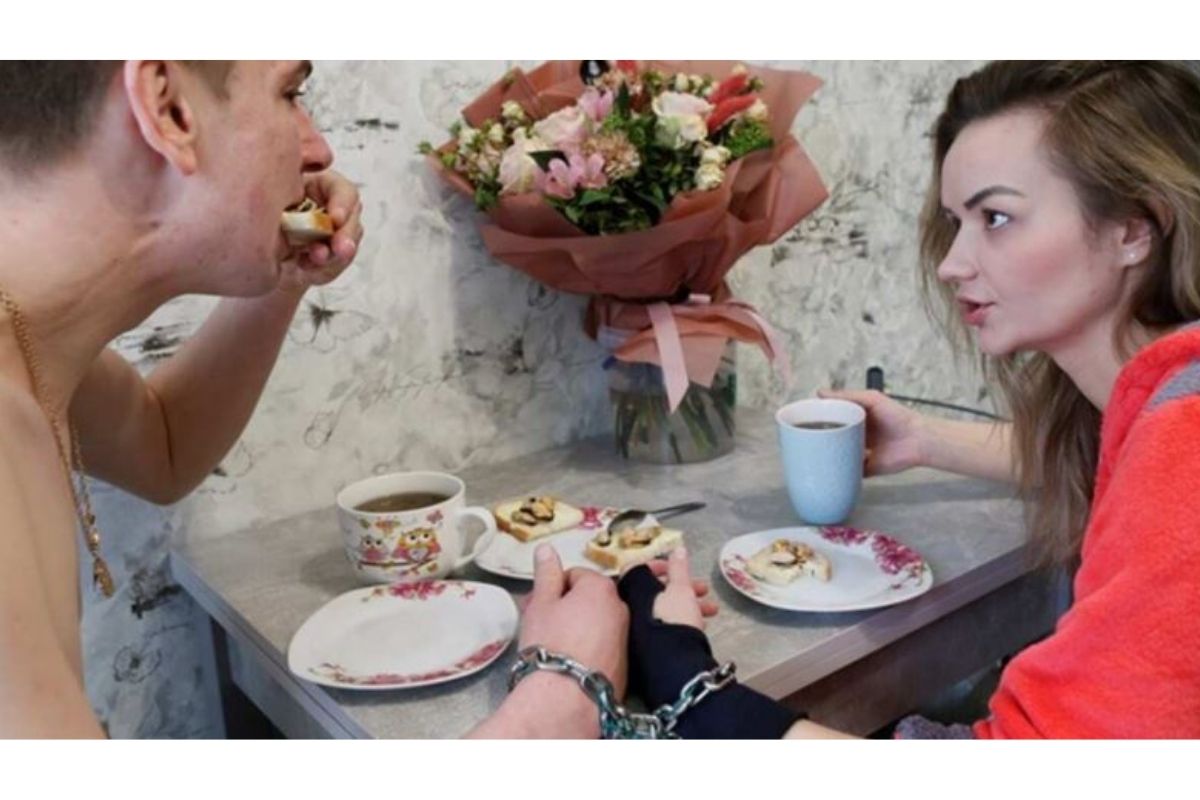 कपलनं 123 दिवसांपर्यंत हात बांधून सोबत राहात बनवला वर्ल्ड रेकॉर्ड, मात्र नाही टिकवू शकले नातं