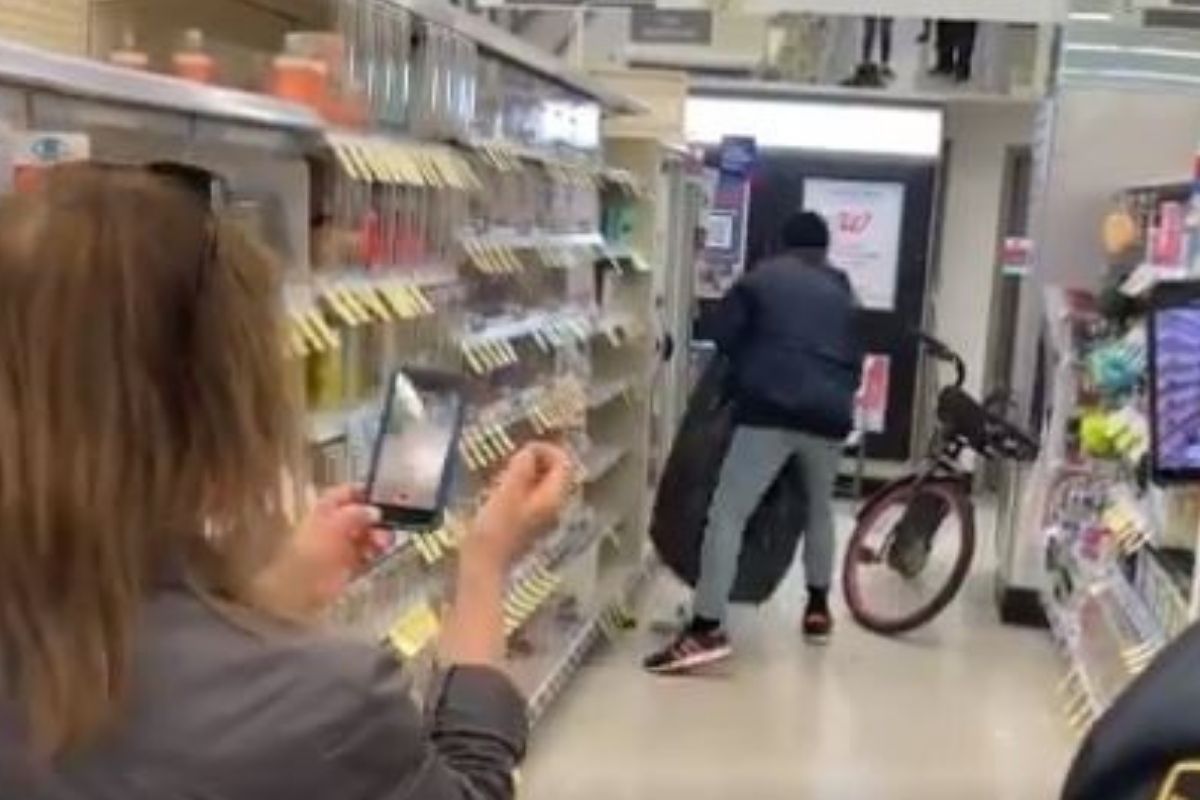 VIDEO: सर्वांसमोरच युवकानं केली दुकानात चोरी; मात्र एका नियमामुळे कोणीही अडवू शकलं नाही