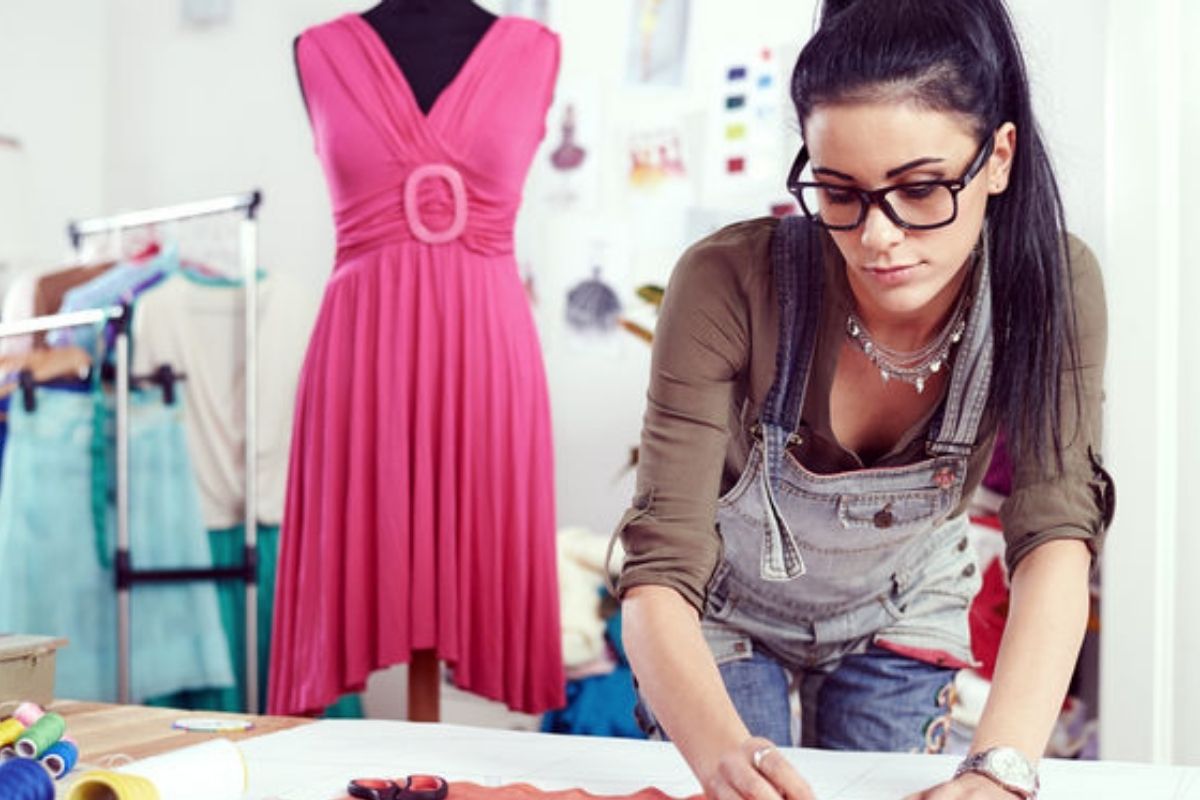 Career: महिलांनो, फॅशन डिझायनिंगमध्ये करिअर करायचंय? 'हे' आहेत टॉप कॉलेजेस आणि जॉब्स