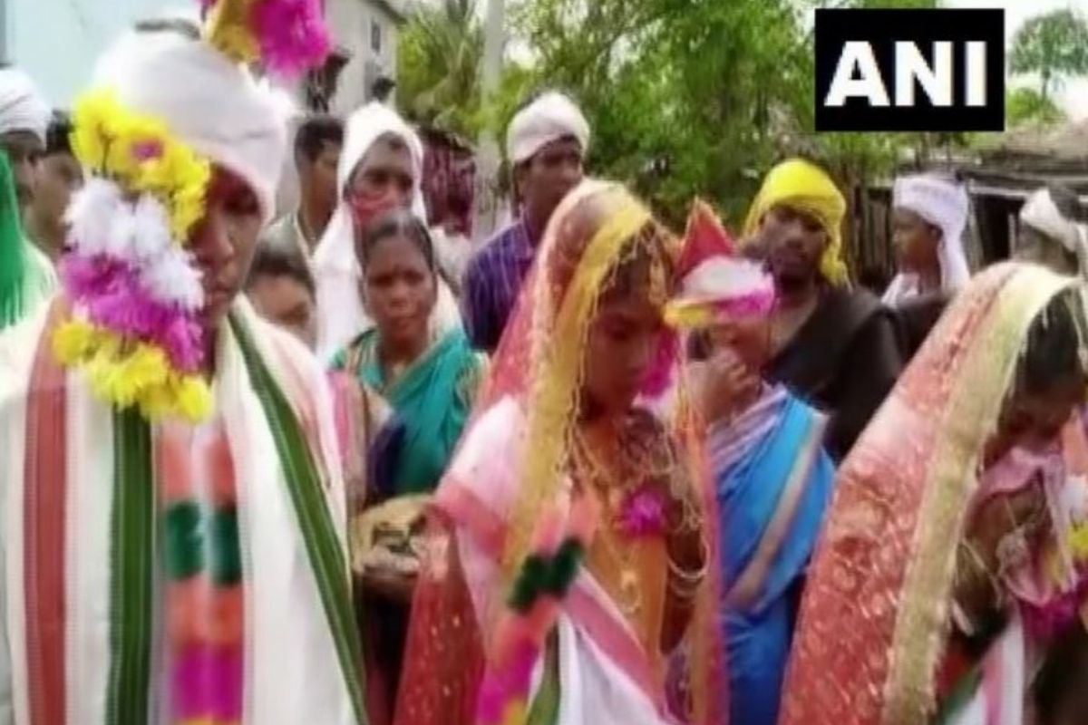 हे काय भलतंच! नवरदेवानं एकाच मंडपात दोघींसोबत बांधली लग्नगाठ; भन्नाट आहे Love Story