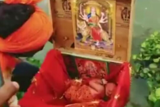 गंगा नदीत तरंगणाऱ्या पेटीतून येत होता रडण्याचा आवाज; उघडून बघताच सर्वांनाच बसला आश्चर्याचा धक्का
