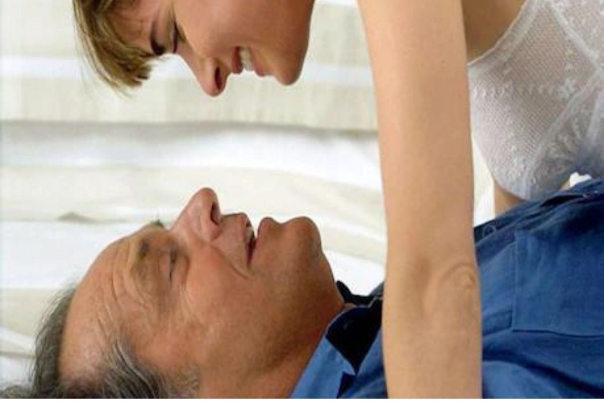 बॉयफ्रेंडच्या आजोबांमुळेच गरोदर राहिली तरुणी; चुलत्यालाच मुलगा समजून सांभाळत राहिला तरुण