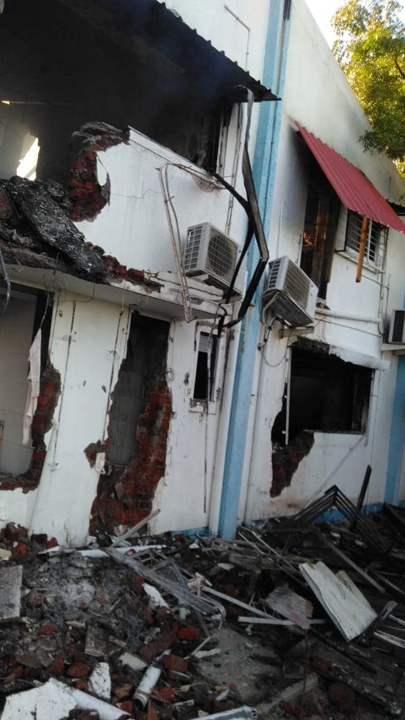 केमिकल तयार करणाऱ्या या कंपनीमध्ये लागलेली आग पसरत गेली आणि त्यामुळं भीषण दुर्घटना घडल्यानं 18 जणांना प्राण गमवावे लागले आहेत. केमिकल तयार करणाऱ्या या कंपनीमध्ये लागलेली आग पसरत गेली आणि त्यामुळं भीषण दुर्घटना घडल्यानं 18 जणांना प्राण गमवावे लागले आहेत.