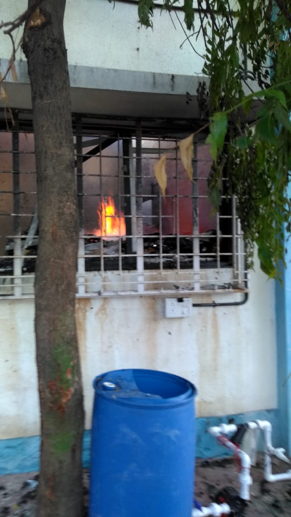 या कंपनीमध्ये लागलेल्या आगीच्या कारणाचा शोध घेतला असता, पॅकिंगसाठी वापरण्यात येणाऱ्या प्लास्टीकमुळं आग लागल्याचं समोर येत आहे. या प्लास्टीकमुळं आग लागली आणि काही वेळातच आग वाढत गेल्यानं तिच्यावर नियंत्रण मिळवणं शक्यच झालं नाही. कंपनीमध्ये वॉटर प्युरिफायरसाठीच्या केमिकलचं उत्पादन केलं जातं. या कंपनीमध्ये लागलेल्या आगीच्या कारणाचा शोध घेतला असता, पॅकिंगसाठी वापरण्यात येणाऱ्या प्लास्टीकमुळं आग लागल्याचं समोर येत आहे. या प्लास्टीकमुळं आग लागली आणि काही वेळातच आग वाढत गेल्यानं तिच्यावर नियंत्रण मिळवणं शक्यच झालं नाही. कंपनीमध्ये वॉटर प्युरिफायरसाठीच्या केमिकलचं उत्पादन केलं जातं.