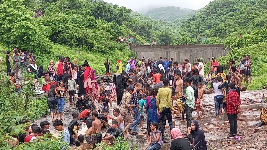 ठाण्यातील मुंब्रा येथे मुंब्रा देवी डोंगरावर असलेल्या धबधब्यावर रविवारी पर्यटकांनी प्रचंड गर्दी केली.
