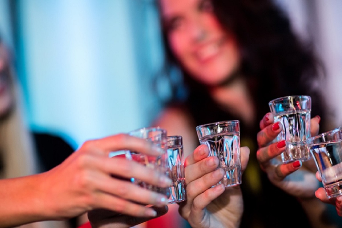 चार आण्याची कोंबडी बारा आण्याचा मसाला; बाटलीभर दारुसाठी मुंबईतील तरुणीला 61 हजारांचा गंडा