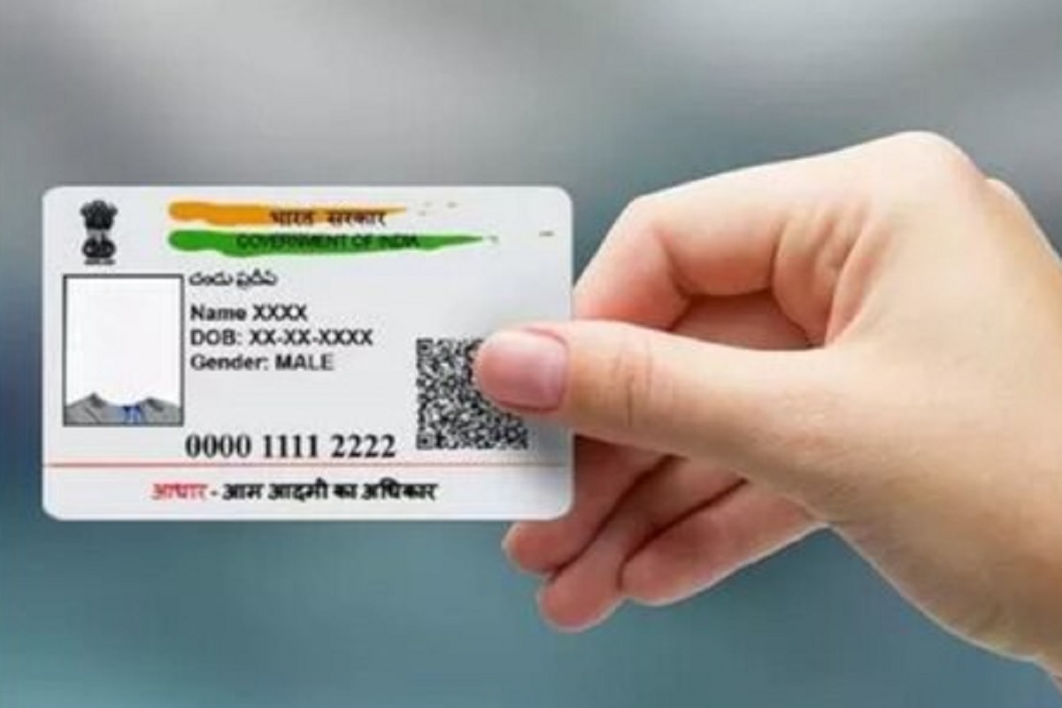 UIDAI: कुणी तुमचं Aadhaar Card तर वापरत नाही ना? घरबसल्याच ठेवा वॉच
