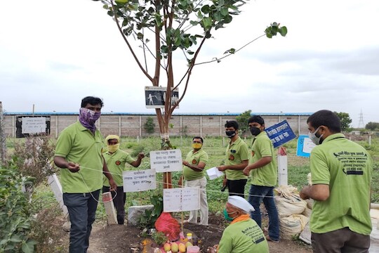 'एकच बायको सात जन्मी नको' औरंगाबादेत पुरुषांनी केलं पिंपळाचं पूजन!