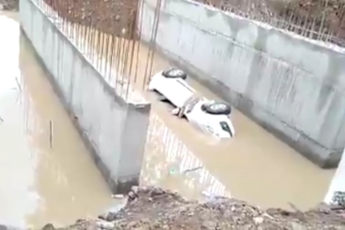 रस्ते कामात तयार झालेल्या खड्ड्यात कार उलटली; 4 शिक्षकांचा दुर्देवी मृत्यू