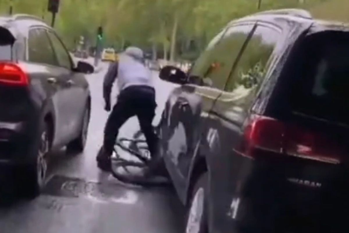 संताप! सायकलवरुन पडला तर मागून येणाऱ्या कारने अंगावर घातली गाडी; 6 कोटींवेळा पाहिला गेला VIDEO