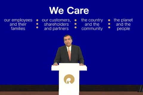 रिलायन्स इंडस्ट्रीज लिमिटेडचे (Reliance Industries) चेअरमन आणि मुख्य व्यवस्थापकीय संचालक मुकेश अंबानी (Mukesh Ambani) यांनी रिलायन्सच्या आजच्या 44व्या वार्षिक सर्वसाधारण सभेमध्ये काही महत्त्वाच्या घोषणा केल्या आहेत. पैकी सौरऊर्जेविषयीची घोषणा अत्यंत महत्त्वाची आहे.