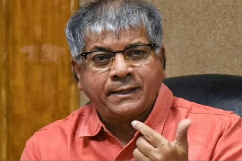 Prakash Ambedkar on Congress: राज्यात लॉक-अनलॉकवरून सुरू असलेल्या गोंधळावरून प्रकाश आंबेडकर यांनी भाष्य केलं आहे. याच दरम्यान प्रकाश आंबेडकरांनी काँग्रेसला एक सल्लाही दिला आहे.