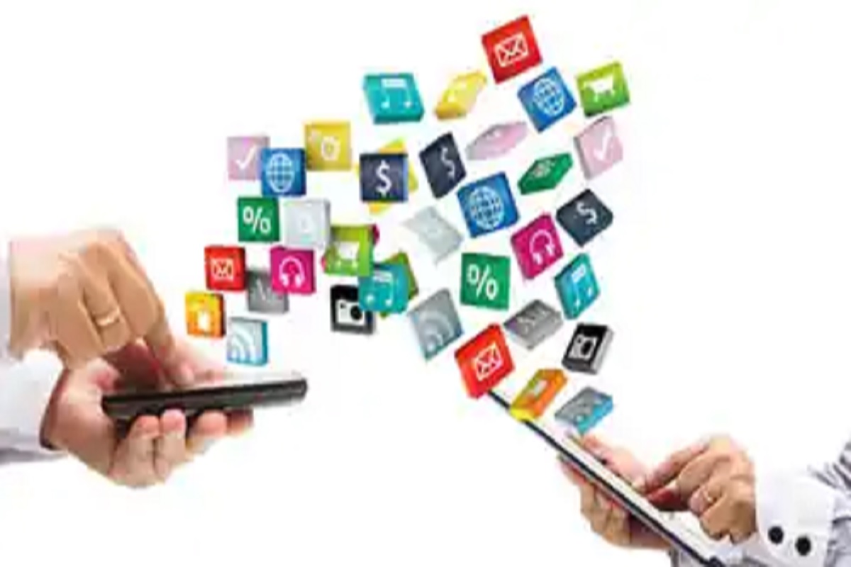 Fake Apps डाउनलोड केल्याने युजर्स पूर्णपणे हॅकर्सच्या जाळ्यात फसतात. त्यामुळे उगाच कोणतेही अॅप्स डाउनलोड करणं टाळा. तसंच कोणत्याही अनोळखी SMS किंवा Link वरही क्लिक करू नका.