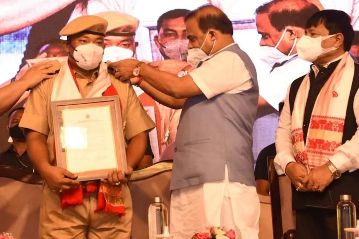 'होमगार्ड' ते 'नायक'; प्रामाणिकपणामुळे तरुणाची मोठी भरारी, मुख्यमंत्र्यांनीही केलं कौतुक