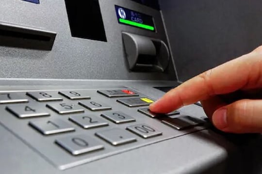 ATM मधून पैसे निघाले नाही आणि खात्यातून रक्कम वजा झाल्यास बँकेना 12 दिवसांत कार्यवाही करणं आहे बंधनकारक, जाणून घ्या त्यासंबंधीचे नियम
