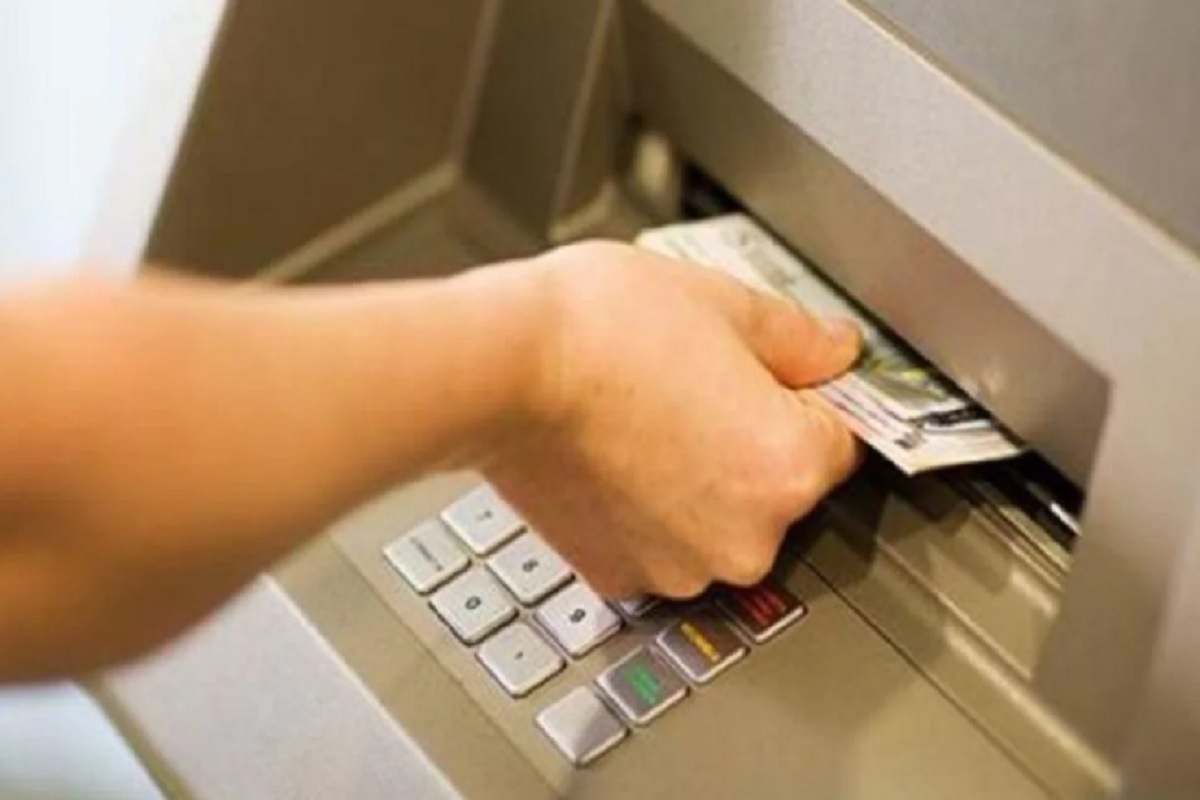 1 ऑगस्टपासून ATM मधून पैसे काढणं महागणार, डेबिट-क्रेडिट कार्ड वापरासाठीही मोजावे लागणार जास्त पैसे; RBI ने बदलला नियम