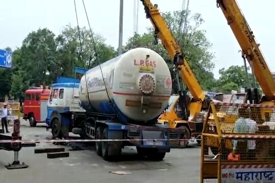 मोठा धोका टळला, नाशिकच्या द्वारका चौकातील अपघातग्रस्त गॅस टँकर सुरक्षितरित्या उभा करण्यात यश