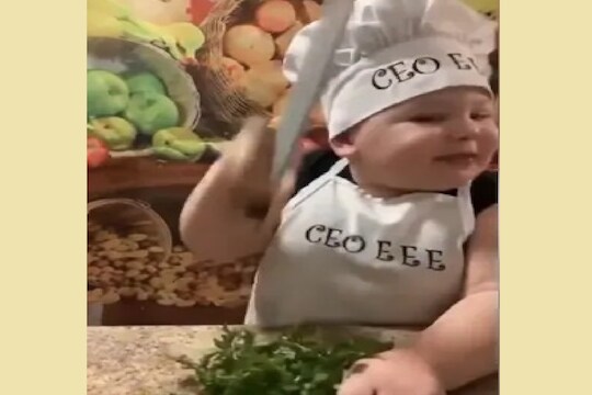 इवल्याशा हातांनी भरभर चिरतो भाजी; चिमुकल्या शेफचा VIDEO पाहून तुम्हीही हैराण व्हाल
