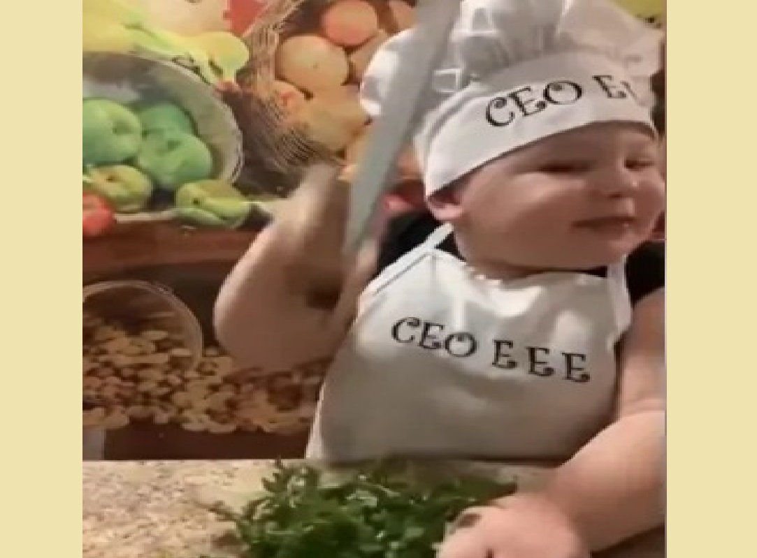 इवल्याशा हातांनी भरभर चिरतो भाजी; चिमुकल्या शेफचा VIDEO पाहून तुम्हीही हैराण व्हाल