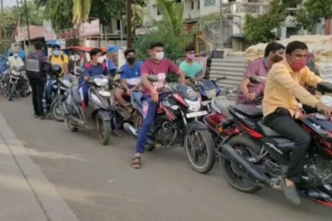 पेट्रोल पंपाचा एक व्हिडीओ समोर आला आहे. येथे नागरिकांनी मोठी गर्दी केल्याचं पाहायला मिळत आहे. 