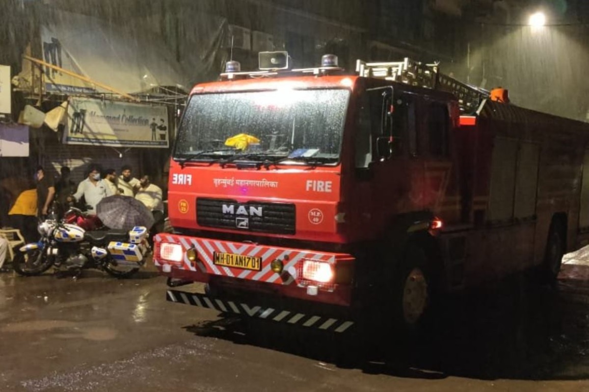 VIDEO: वांद्र्यात इमारतीचा काही भाग कोसळून एकाचा मृत्यू, 4 जण जखमी