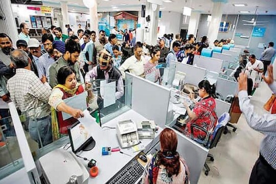 सार्वजनिक क्षेत्रातल्या (PSU Sector) बँकांच्या कर्मचाऱ्यांनाही महागाई भत्ता वाढवून देणार असल्याचं जाहीर केलं आहे. 