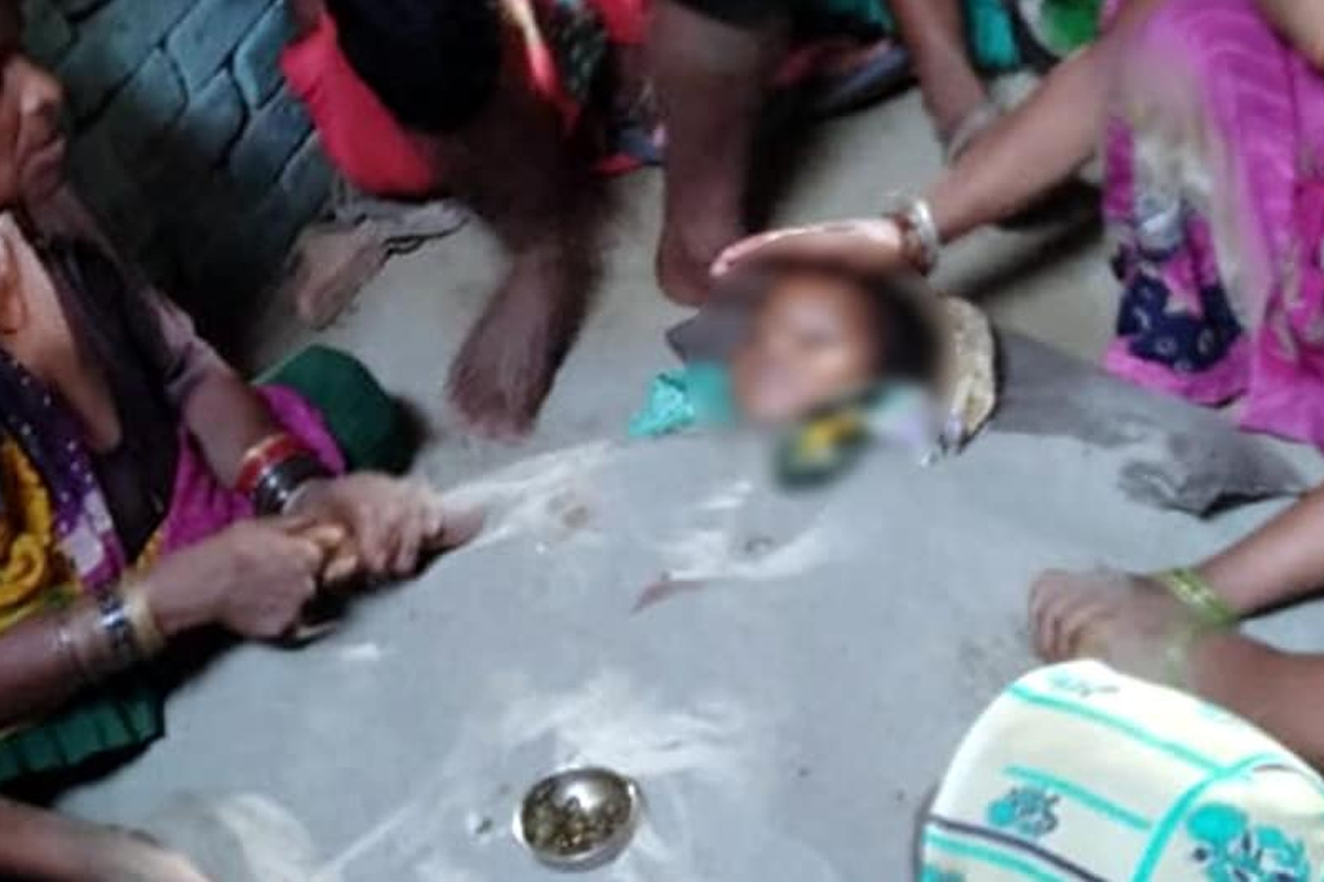 घरगुती उपचाराने घेतला चिमुरड्याचा जीव, करंट लागला म्हणून वाळूखाली पुरून ठेवलं