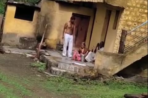 मारहाण करताना थांबवण्यासाठी केलेल्या लोकांना देखील शिव्या आणि  मारहाण करत होता म्हणून लोकं तिकडे जात नव्हते. 