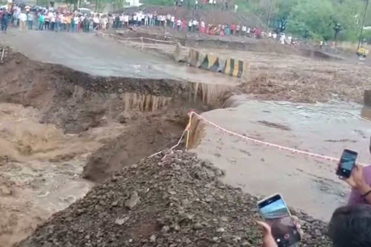 VIDEO : पावसाचं महाभयंकर रुप, पाहता पाहता पूल गेला वाहून; राष्ट्रीय महामार्गावरील वाहतुकीवर परिणाम