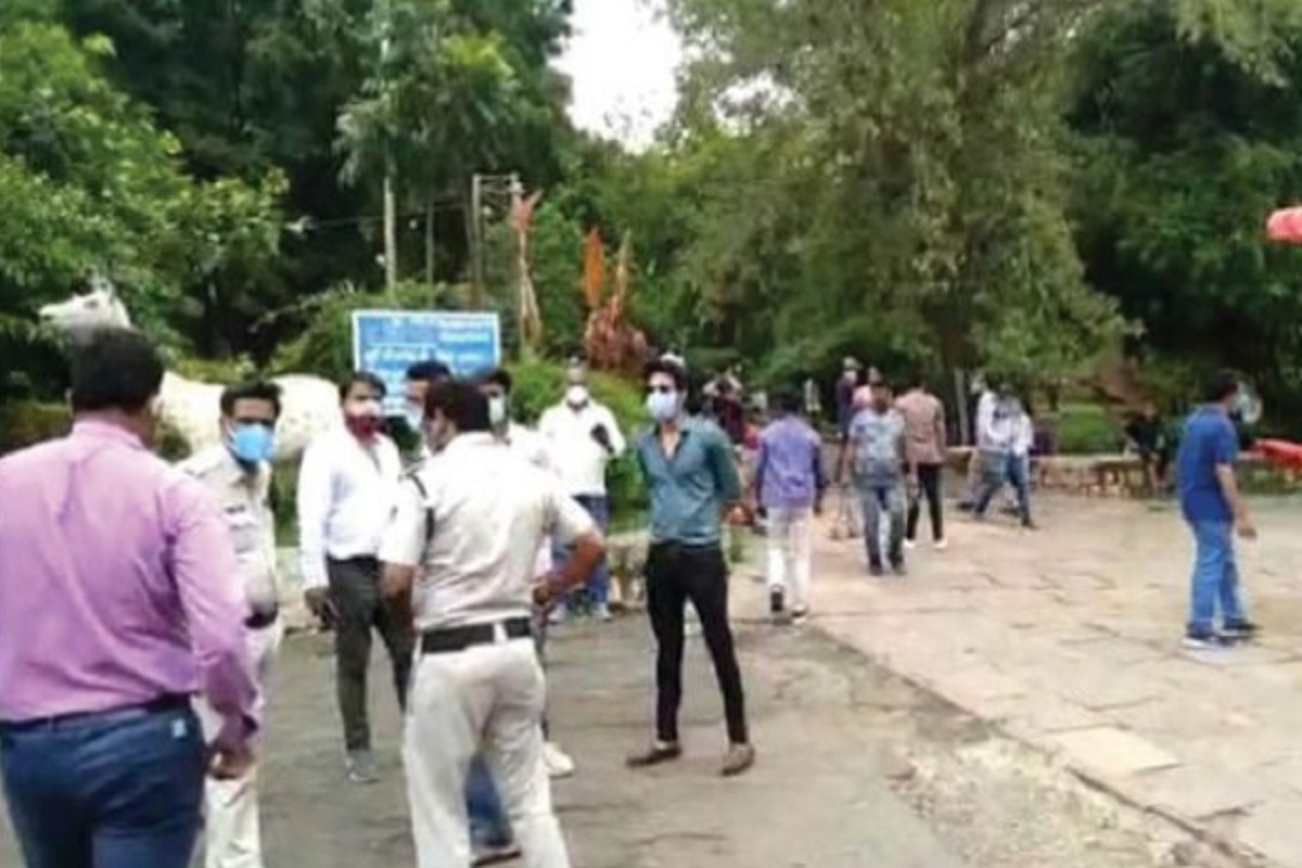 'गांधी Vs गोडसे' नावाच्या वेब सीरिजचं शूटिंग बंद पाडलं; पोलिसांनी सांगितलं हे कारण