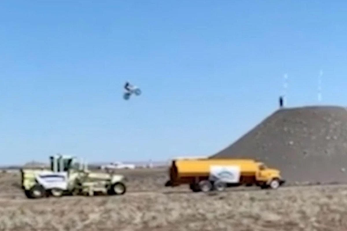 वर्ल्ड रेकॉर्डच्या नादात गेला जीव; 351 फूट उंच हवेत बाईक उडवताना भयंकर मृत्यू