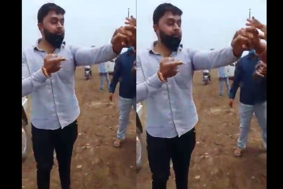 VIDEO: वाळूचा ट्रक अडवल्यानं महिला तलाठीला मारहाण; भाजप नगरसेवकाविरुद्ध गुन्हा दाखल