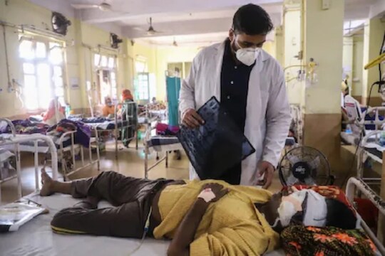 'आपण तरुणांना गमावतोय आणि ज्यांनी आपलं आयुष्य जगलंय त्यांना वाचवतोय', न्यायालयानं केंद्राला पुन्हा झापलं