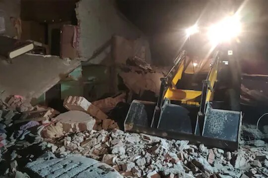 स्वयंपाक करताना गॅस सिलेंडरचा भीषण स्फोट, 8 जणांचा मृत्यू तर सात गंभीर जखमी