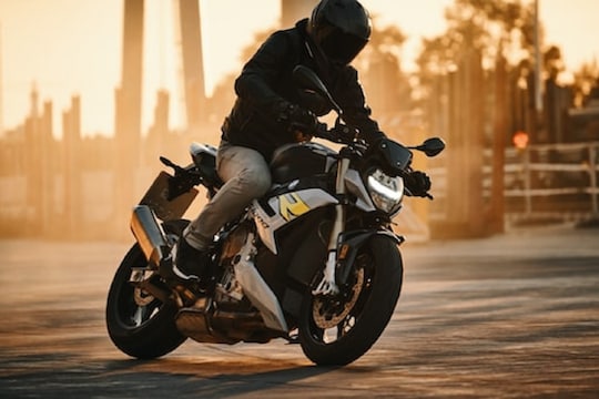 जबरदस्त फीचर्ससह BMW S 1000 R बाईक भारतात लाँच; किंमत ऐकून व्हाल हैराण