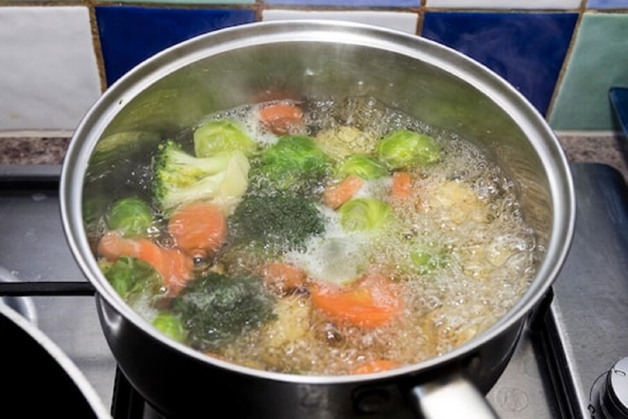 फलाहार, दलिया तसंच भाज्यांचं सूप इ. सुंठ, आलं किंवा मिरी घालून घ्यावं.