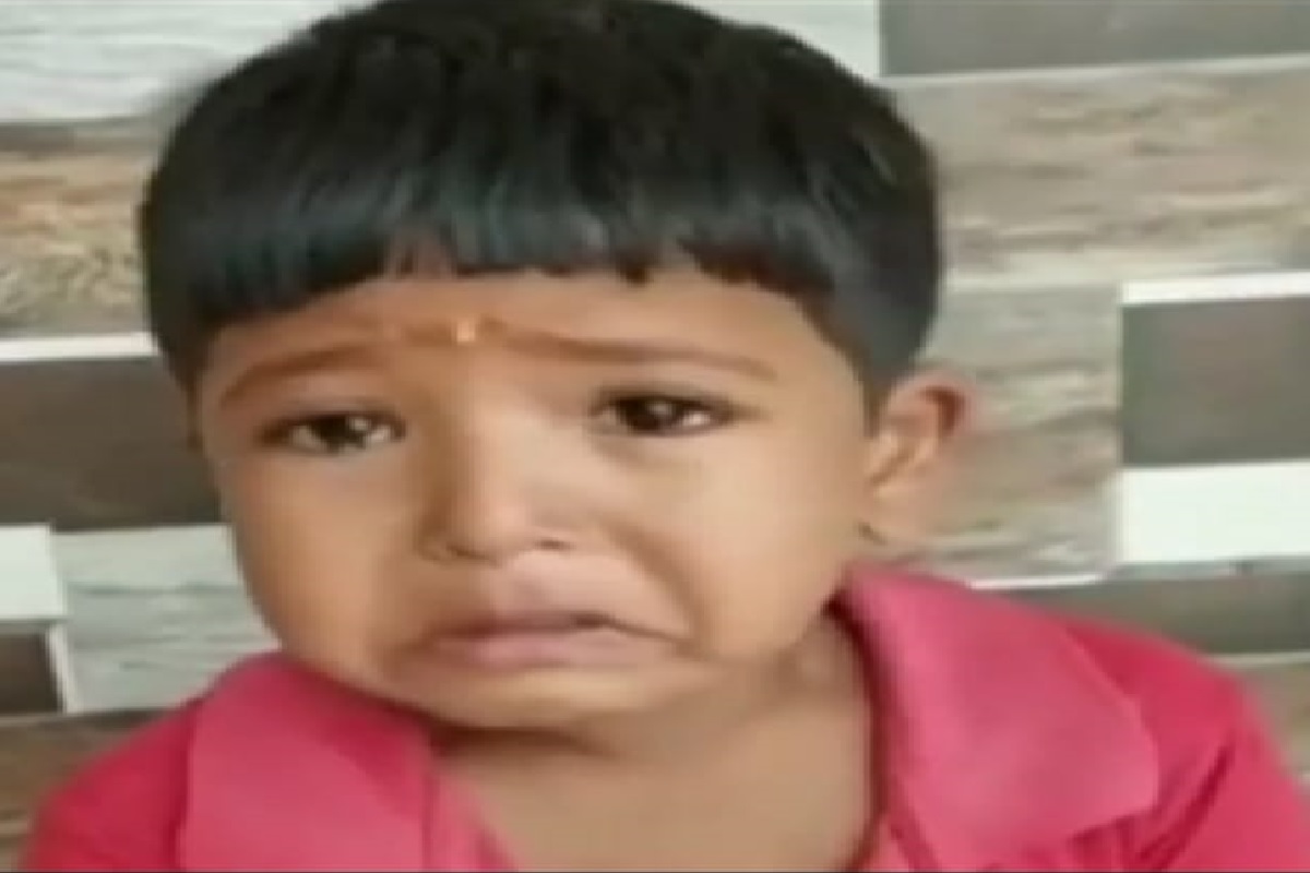 घरातल्यांनी गमतीने बनवलेला हा व्हिडिओ सोशल मीडियावर फार व्हायरल झालाय.