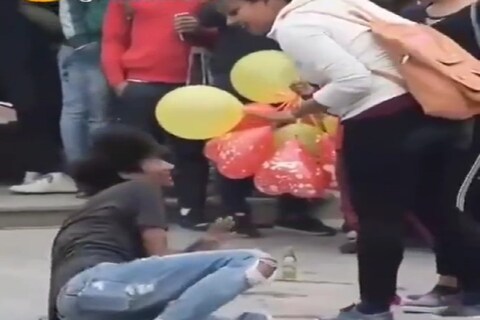 एका किससाठी तरुणाने भररस्त्याच ड्रामा केला आणि...
