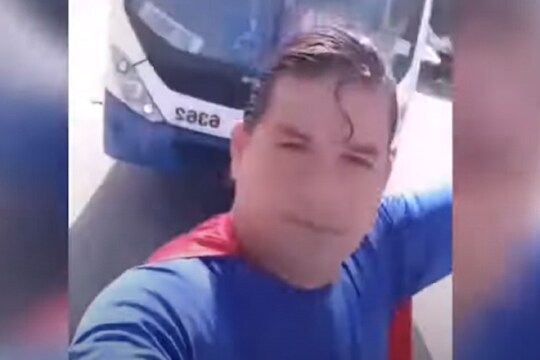 VIDEO: सुपरमॅनच्या पोशाखात करायला गेला बस थांबवण्याची नक्कल; अन् ‘बस’ली जोराची धडक