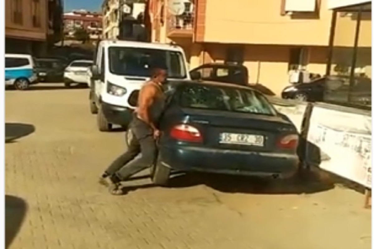 OMG! फक्त हातांनीच उचलून बाजूला केली गाडी; रिअल बाहुबलीचा 'कार'नामा तर पाहा