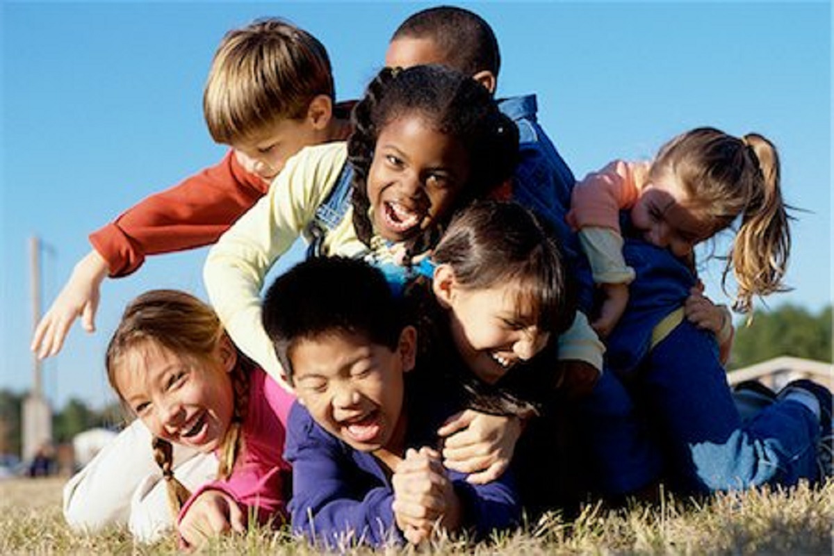 त्यामुळेच लहान मुलांनी एकत्र खेळणे त्यांच्या विकासाच्या दृष्टीने अतिशय महत्त्वाचा आहे