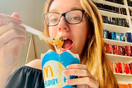 Weird Food : तरुणीनं आनंदानं खाल्ली आईस्क्रीम, नंतर अशी झाली ओठांची अवस्था