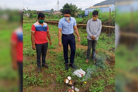 पुण्यातील प्रसिद्ध मिठाईवाले चितळे बंधूनींही (Chitale Bandhu) कर्मचाऱ्यांच्या सुरक्षिततेच्या दृष्टीने महत्त्वाचं पाऊल उचललं आहे. कोरोना विषाणूच्या संकट काळात आपल्या कर्मचाऱ्यांना सुरक्षित घर मिळावं या हेतूने नवीन इमारत उभारत आहेत. 