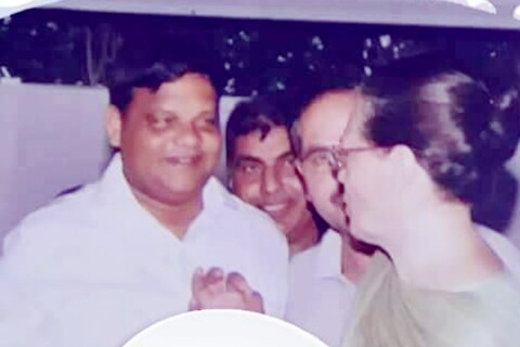 Nagpur crime - कामठीमधील भू-माफिया रंजीत सफेलकरच्या सोबत झालेला आर्थिक व्यवहार पुढे आणू नये यासाठी विश्वजित किरदत्त यांना एक लाखाची खंडणी मागण्यात आली होती. ती घेताना त्रिशरण सहारे यांना पोलिसांनी सापळा रचून अटक केली.