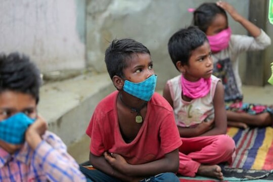 एकीकडे काही राज्यांमध्ये कोरोना रुग्णांची संख्या कमी झाल्यानं निर्बंध दूर केले जात असतानाच काही राज्यांमध्ये रुग्ण संख्या पुन्हा वाढत असून त्यात मुलांची संख्या अधिक आहे, ही चिंताजनक बाब आहे. कर्नाटकात सर्वात जास्त विद्यार्थ्यांना (Students) लागण झाल्याचं आढळलं आहे.
