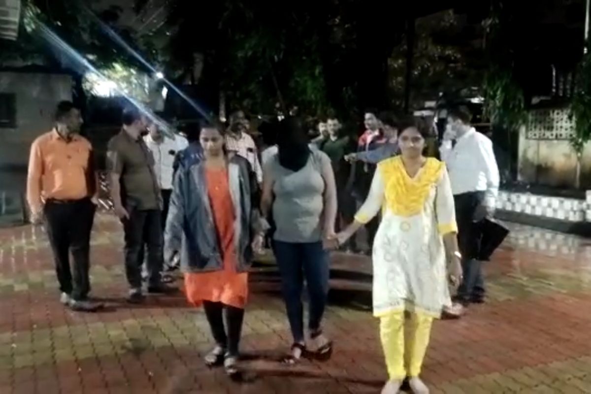 पतीची निघृणपणे हत्या करुन बदलापूर-कर्जत रोडच्या कडेला फेकला मृतदेह, नंतर पोलीस ठाण्यात केली तक्रार