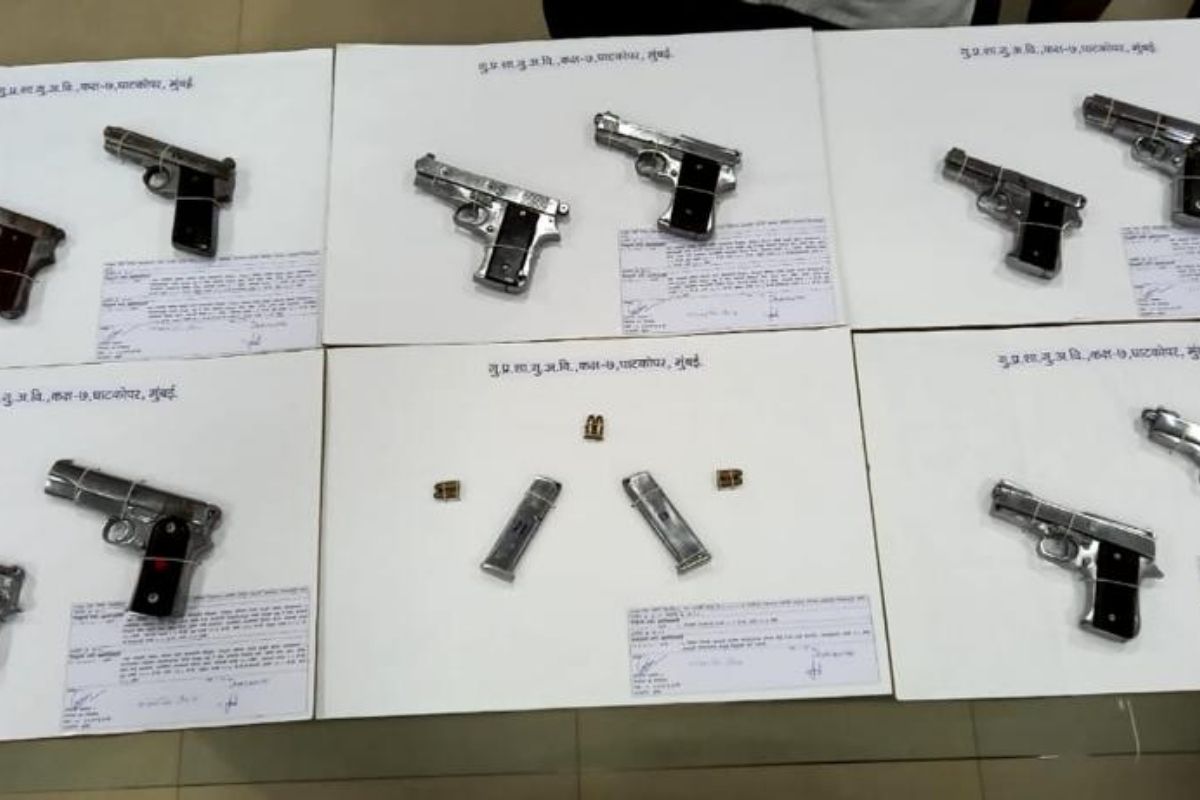Mumbai : 21 वर्षांच्या तरुणाकडून मोठा हत्यारांचा साठा जप्त; संपूर्ण कुटुंब पिस्तूल व्यवसायात सामील