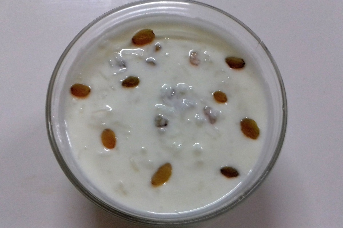 रात्रीच्यावेळा 5 ते 7 मनुका दुधामध्ये उकळवा हे दूध कोमट झाल्यावर प्या. दररोज असं दूध प्यायल्याने आरोग्य चांगलं होतं.